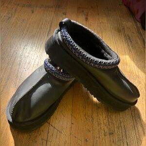 Black Ugg Tazz II with Purple Trim